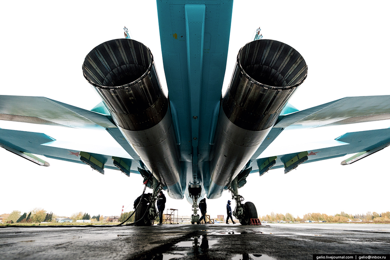 Illustration for article titled These Riveting Photos Show How Russia's Su-34 Fullback Fighter-Bombers Get Built